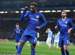 Chelsea thắng huỷ diệt 3-0, Sarri tạm giữ ghế đến hết tuần