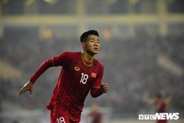 Video: Đức Chinh xâu kim thủ môn, U23 Việt Nam dẫn trước U23 Thái Lan