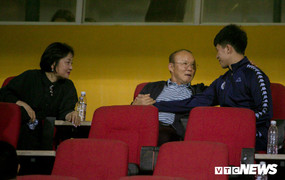 HLV Park Hang Seo hỏi thăm Đình Trọng, cùng vợ đến sân xem Hà Nội FC