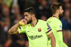 Hậu vệ phản lưới, MU gục ngã đau đớn trước Barca