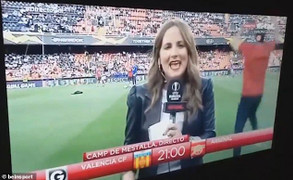 Đang dẫn chương trình, nữ phóng viên xinh đẹp bị cầu thủ Arsenal sút trúng đầu