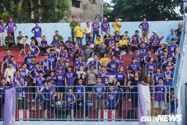 CĐV Hà Nội FC hô vang 'hai trăm nghìn đô', khiêu khích fan Hải Phòng