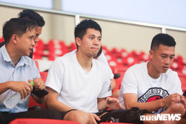 Đình Trọng chống nạng, lặng lẽ theo dõi U23 Việt Nam từ khán đài