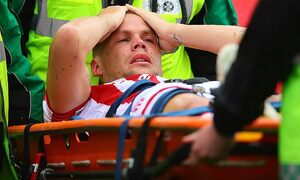 Cầu thủ suýt huỷ hoại sự nghiệp Ramsey bị CĐV mỉa mai sau chấn thương khủng khiếp