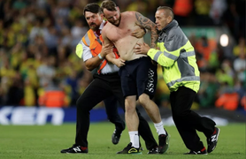 CĐV 'trần như nhộng' phá rối trận Liverpool thắng Norwich