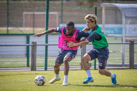 Công Phượng tươi rói trong buổi tập, quyết cạnh tranh suất đá chính ở Sint-Truidense