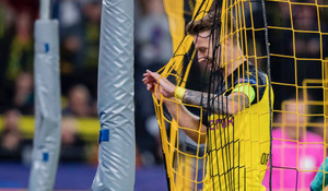 Reus đá hỏng phạt đền, Barcelona may mắn hoà Dortmund