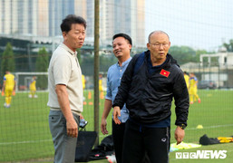 HLV Chung Hae-seong: 'Tôi thấy ghen tị với HLV Park Hang Seo'