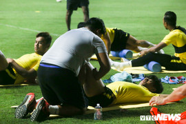 Tuyển Malaysia tập hồi phục, vất vả né truyền thông Việt Nam