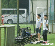 HLV Malaysia đến sân tập do thám tuyển Việt Nam