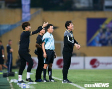 Cầu thủ CLB TP.HCM ấm ức, HLV Chung Hae Seong gọi đội rời sân sau bàn thua tranh cãi