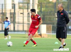 Tuấn Anh cười rạng rỡ, được HLV Park Hang Seo kèm riêng trong buổi tập