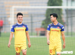 Công Phượng cười thoải mái, được HLV Park Hang Seo xếp tập cùng Quang Hải