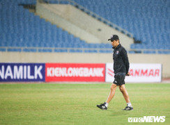 Messi Thái Lan cầu nguyện dưới mưa, HLV Nishino trầm tư trước đại chiến với Việt Nam