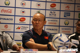 HLV Park Hang Seo nhường câu hỏi cho đồng nghiệp, chạy theo bắt tay Nishino