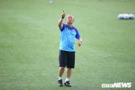 HLV Park Hang Seo nhặt sỏi sân tập, U22 Việt Nam thả lỏng chờ đấu Brunei