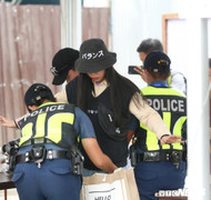 Cảnh sát soát người CĐV, sân Binan siết chặt an ninh trước trận ra quân U22 Việt Nam