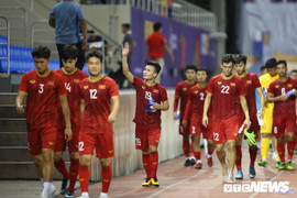 SEA Games 30: U22 Việt Nam gửi tặng đồ ăn cho tuyển nữ