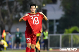 Tiến Linh động viên Quang Hải, cầu thủ U22 Việt Nam an ủi Thái Lan