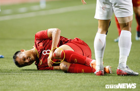 'Chiến binh' Trọng Hoàng rách bươm đầu gối, thầy Park nóng nảy nhận thẻ vàng