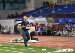 Video: HLV Park Hang Seo cùng học trò dọn rác sau trận thắng U22 Campuchia