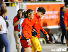 Đồng đội dìu Huỳnh Như lên bục nhận HCV SEA Games