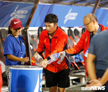 HLV Park Hang Seo lặng lẽ nhặt rác, dọn dẹp khu kỹ thuật trước lúc nhận HCV SEA Games