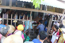 Ghen tuông, chồng đâm chết vợ rồi uống thuốc sâu tự tử