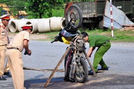 Điều tra thông tin 2 người chở gỗ chết do bị kiểm lâm truy đuổi