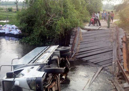 Phớt lờ biển báo 'cầu yếu', xe tải lật xuống sông