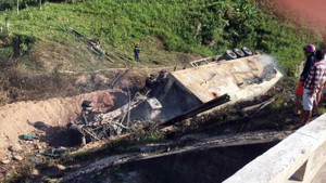 Xe container lao xuống vực, tài xế chết thảm