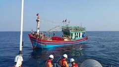 Cứu thành công tàu cá cùng 19 thuyền viên lênh đênh trên biển