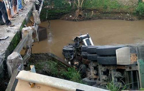 Tránh ô tô đi ngược chiều, xe đầu kéo lao xuống suối