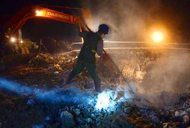 Ảnh: 200 tấn cá chết ở Hồ Tây được tiêu hủy thế nào?