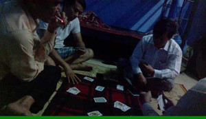 Đồng nghiệp quay clip tố cáo cán bộ xã đánh bạc