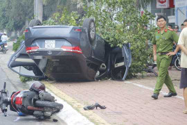 Chạy lấn làn tông vào xe máy, xe hơi bay thẳng lên cây