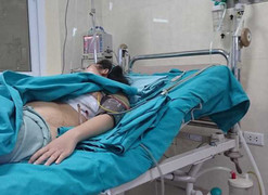 Đang lái xe, người phụ nữ bị thanh kim loại cắm trúng ngực