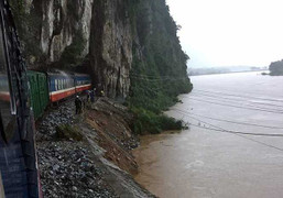Chiều nay, thông toàn tuyến đường sắt Bắc - Nam bị sạt lở do mưa lũ
