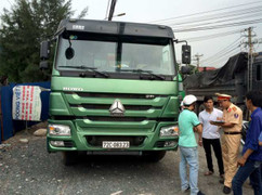 Sau va chạm với xe máy, tài xế xe ben bị đánh nhập viện