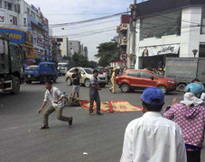 Đi mời cưới con, 2 vợ chồng chết thảm dưới bánh container