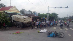 Xe tải mất thắng, tông sập tiệm thuốc tây