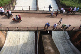 Hồ Kẻ Gỗ mở cửa xả lũ, dân hoang mang đưa trâu bò đi gửi