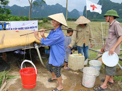 Dân Quảng Bình nô nức đi lấy nước sạch sau cả tuần nhịn ăn, nhịn tắm