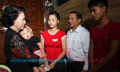 Chủ tịch Quốc hội tặng quà cho người dân vùng lũ Hà Tĩnh