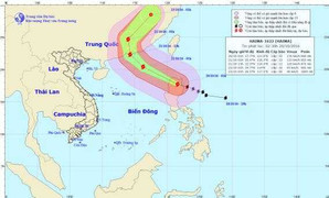 Bão Haima tiến gần Biển Đông và liên tục đổi hướng