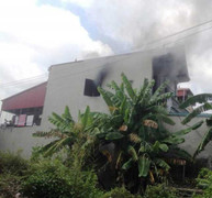 Giải cứu thanh niên mắc kẹt trong đám cháy khi đang ngủ