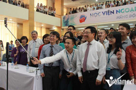 Phó thủ tướng chụp ảnh 'selfie' cùng tân sinh viên trường cũ