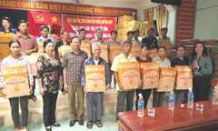 Phu nhân Chủ tịch nước tới thăm, tặng quà người dân vùng lũ