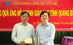 Bộ trưởng Bộ GD-ĐT tặng quà thầy trò vùng lũ Quảng Bình