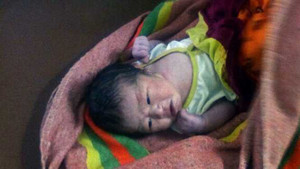 Bé gái chưa cắt dây rốn bị bỏ rơi trong vườn cao su